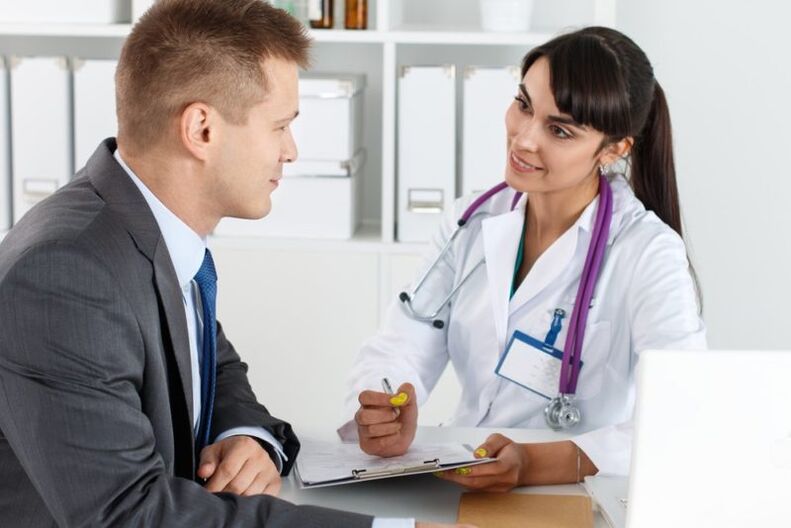 Der Arzt verschreibt auf Grundlage der erhobenen Krankengeschichte ein Medikament gegen Prostatitis
